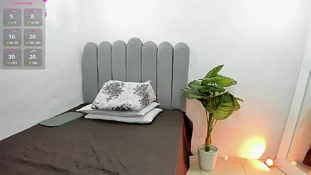 andrea osorio  online show from March 14, 2025, 1:35 pm