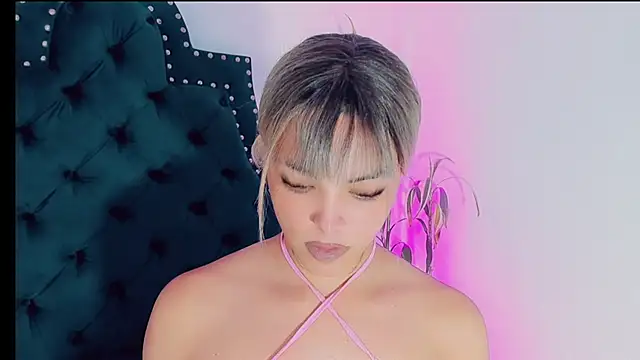 Emmaa Saenz  online show from March 4, 2025, 11:43 pm