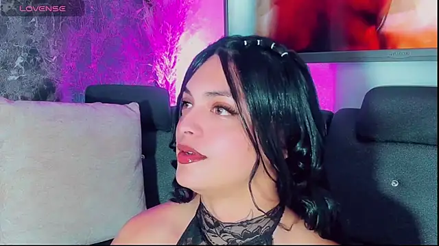 Emmaa Saenz  online show from October 30, 2025, 9:59 pm