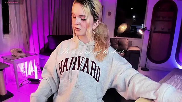 misschloe   online show from January 3, 2025, 11:55 pm