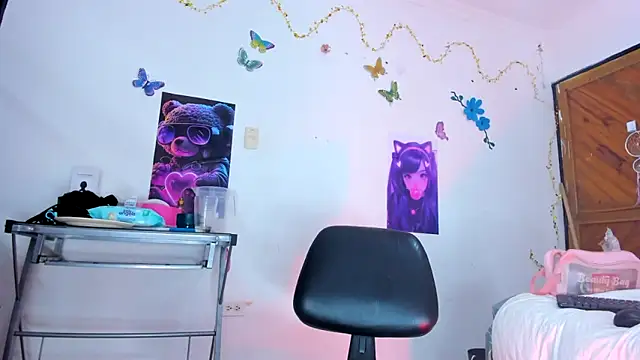 Emily Coper18 online show from February 18, 2025, 1:00 pm