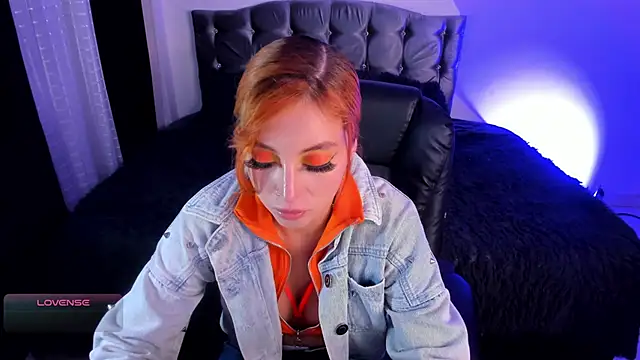 Snapshot of Violetaarey chatting on February 14, 2026, 11:23 pm Violetaarey online show from February 14, 2026, 11:23 pm