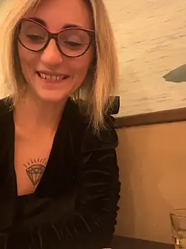 sexy blondie92 online show from December 13, 2025, 7:53 pm