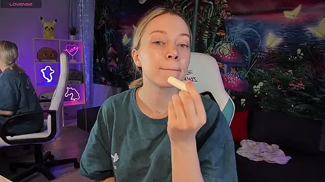 TiffanyBatson online show from December 3, 2024, 3:09 am