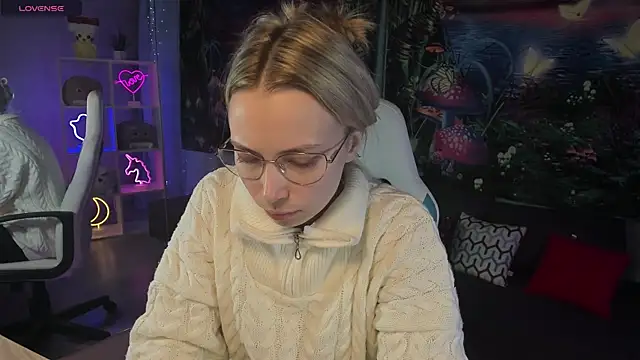 TiffanyBatson online show from March 12, 2025, 4:19 am