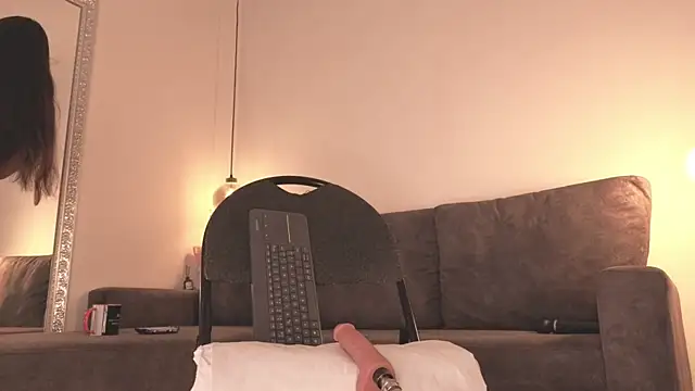 Isabella francoo online show from December 22, 2025, 12:02 pm