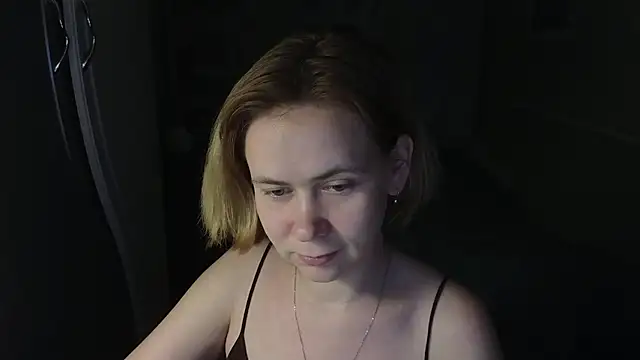 Snapshot of Riley_Roo chatting on May 17, 2026, 7:10 pm Riley Roo online show from May 17, 2026, 7:10 pm