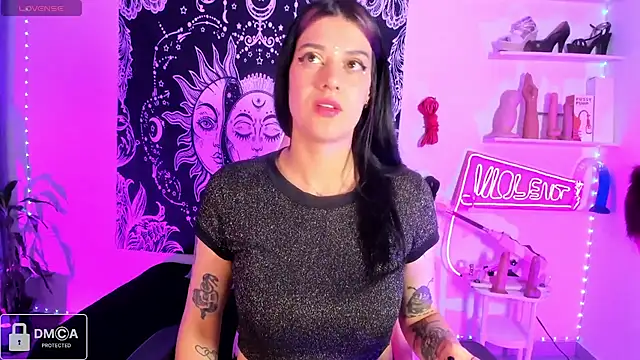 Violet-Queen online show from April 16, 2026, 2:01 am