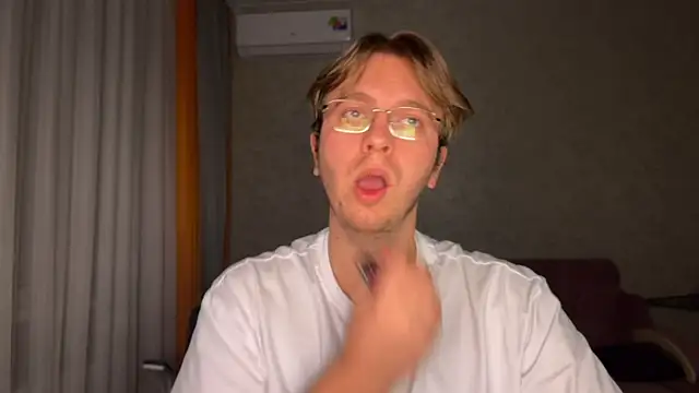 kiopiggy online show from November 30, 2025, 10:03 pm