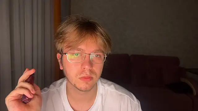 kiopiggy online show from December 2, 2025, 7:53 pm