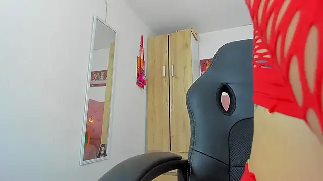 Snapshot of saralolo420 chatting on December 20, 2024, 6:13 pm saralolo420 online show from December 20, 2024, 6:13 pm