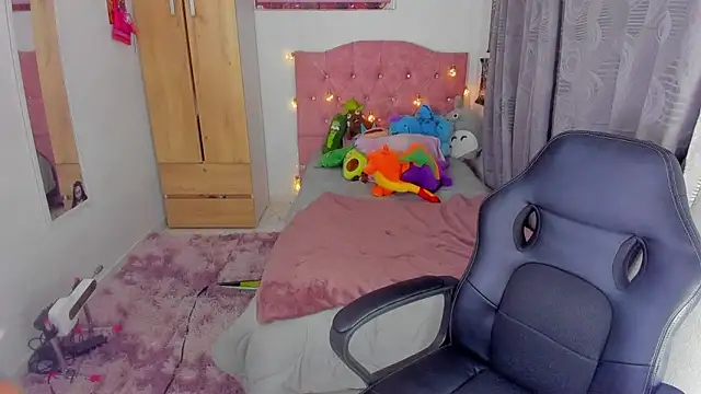 Snapshot of saralolo420 chatting on December 24, 2024, 12:44 am saralolo420 online show from December 24, 2024, 12:44 am