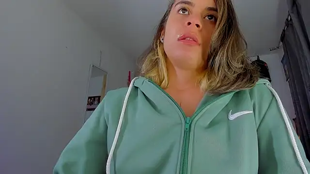 Snapshot of saralolo420 chatting on December 24, 2024, 3:49 am saralolo420 online show from December 24, 2024, 3:49 am