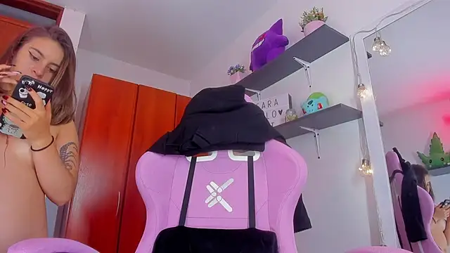 Snapshot of saralolo420 chatting on February 4, 2025, 4:05 am saralolo420 online show from February 4, 2025, 4:05 am