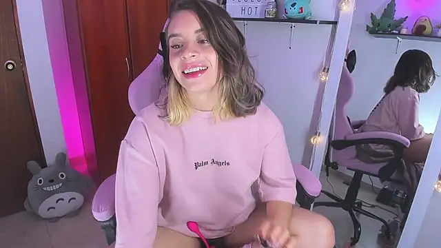 Snapshot of saralolo420 chatting on February 5, 2025, 4:37 am saralolo420 online show from February 5, 2025, 4:37 am