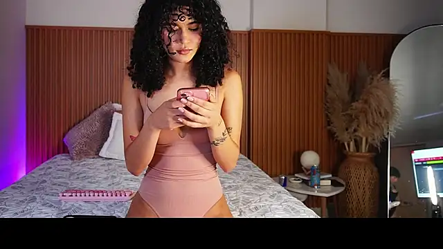 Lianh Benett online show from October 5, 2025, 11:57 pm