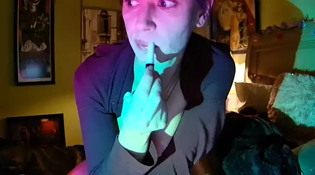 GardenGirl00 online show from March 11, 2025, 4:21 am