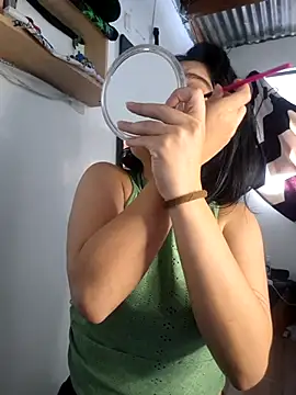 littlemelii online show from September 30, 2025, 9:42 pm