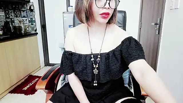 Miu-Le online show from November 9, 2025, 6:28 pm