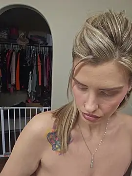 ellieconradxo online show from May 14, 2026, 3:08 pm