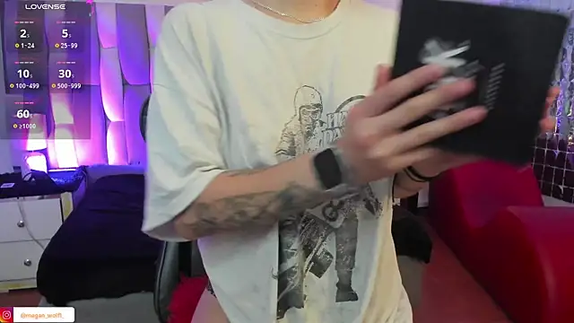 Megan wolf1  online show from February 26, 2025, 4:36 am