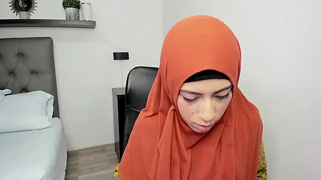 chaymae nah  online show from December 24, 2024, 2:44 pm