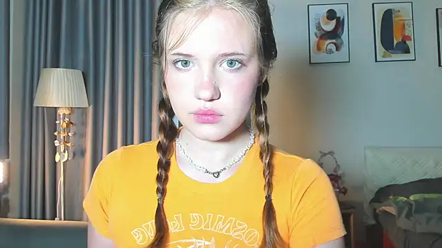 HanahCute online show from February 23, 2025, 8:55 pm