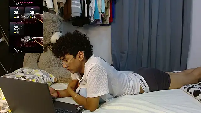 harrytwink18 online show from April 8, 2026, 2:33 am