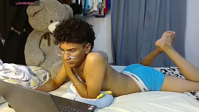 harrytwink18 online show from April 14, 2026, 6:58 pm