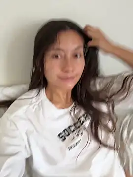 HelennaMoon  online show from April 18, 2026, 3:38 pm