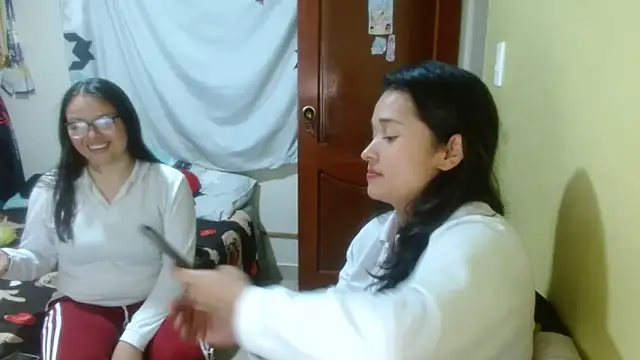 Snapshot of clayre_and_jill chatting on February 7, 2026, 3:43 am clayre and jill online show from February 7, 2026, 3:43 am