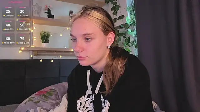 Snapshot of NaokoStifel chatting on May 19, 2026, 1:11 am NaokoStifel online show from May 19, 2026, 1:11 am