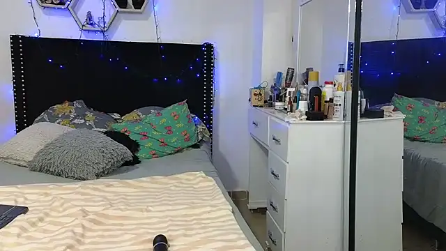 charlotte 077 online show from April 7, 2026, 3:51 am