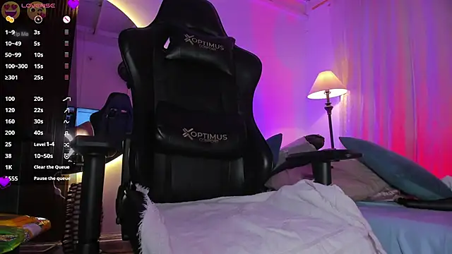 laura-hills18 online show from March 20, 2025, 4:09 pm