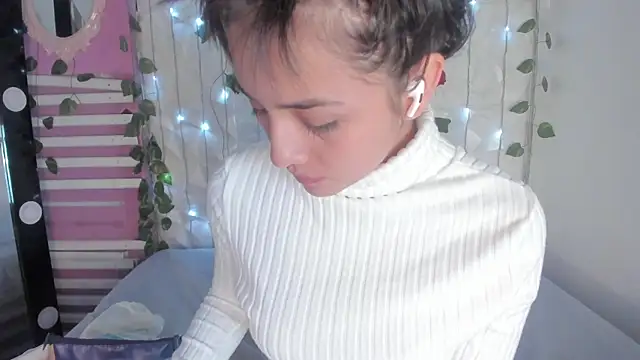 Snapshot of Sophy_SmileSweet chatting on March 7, 2025, 12:01 pm Sophy SmileSweet online show from March 7, 2025, 12:01 pm