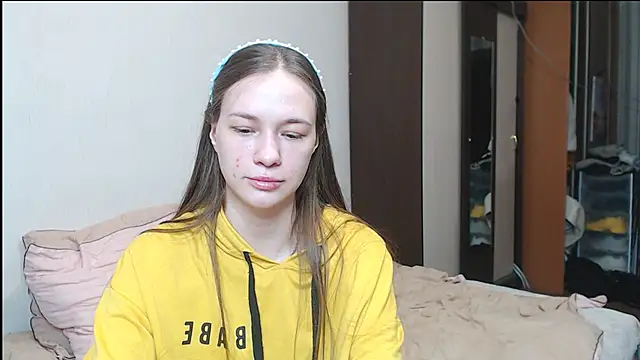 leila bambi  online show from March 18, 2025, 3:31 am