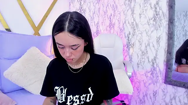 Athziry  online show from December 20, 2024, 9:39 pm