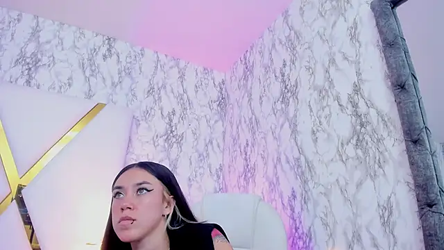 Athziry  online show from February 3, 2025, 9:50 pm