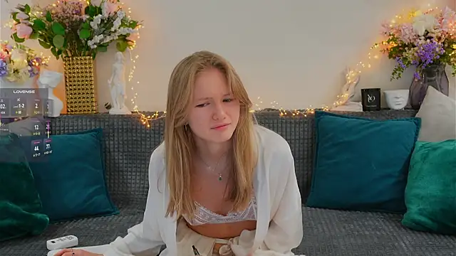 Snapshot of Alexandra_Demore chatting on February 17, 2025, 1:04 am Alexandra Demore online show from February 17, 2025, 1:04 am
