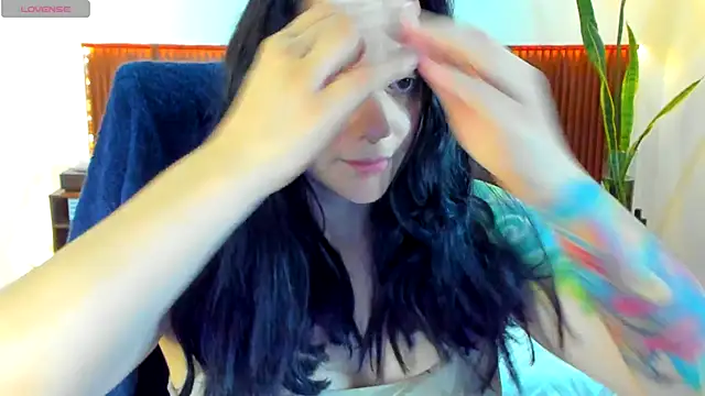 KatherineBond online show from November 5, 2025, 7:47 pm