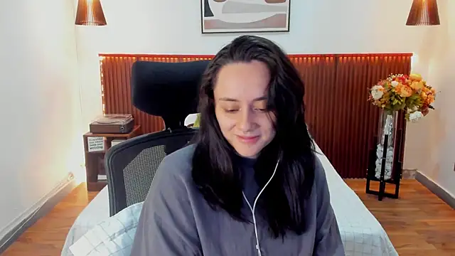 Snapshot of KatherineBond chatting on July 13, 2026, 4:21 pm KatherineBond online show from July 13, 2026, 4:21 pm