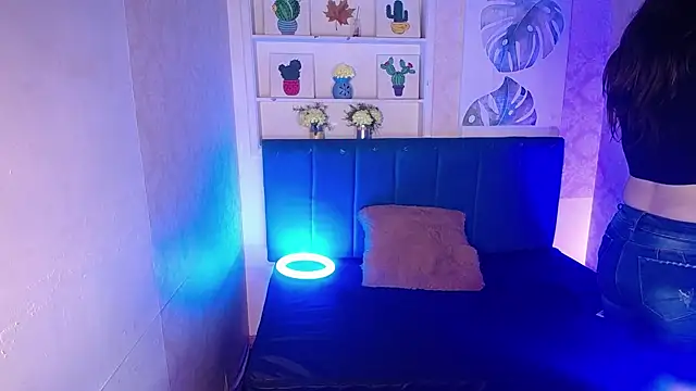 AnnaliOlsenX online show from February 19, 2025, 1:50 pm