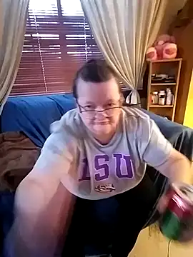 Snapshot of Bayou_Woman68 chatting on December 17, 2025, 8:59 pm Bayou Woman68 online show from December 17, 2025, 8:59 pm