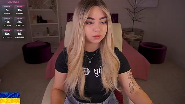 SusieWood online show from April 23, 2026, 8:11 pm