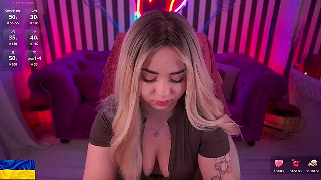 SusieWood online show from April 24, 2026, 8:22 pm