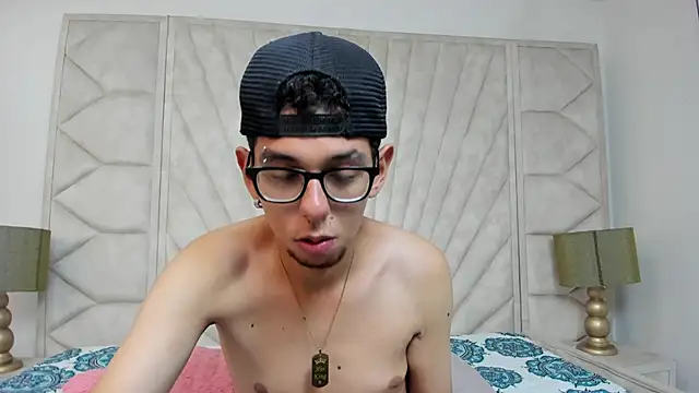 Derek and Skarlet online show from February 21, 2025, 7:21 pm