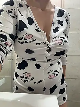 AtheneaRossi online show from April 21, 2026, 10:21 am