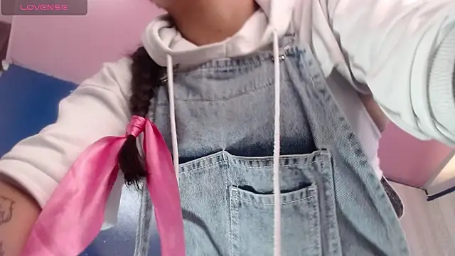 vitoria23  online show from December 5, 2025, 2:14 pm