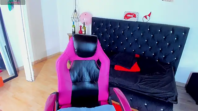 Aliciia cute1 online show from February 12, 2026, 9:43 pm