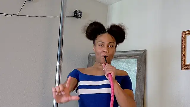 yiauana online show from February 17, 2025, 10:14 pm